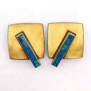 Drausicht quadratische Ohrclips in Feingold auf geschwärztem Silber und mit lang rechteckigen blaugrünen Opalen