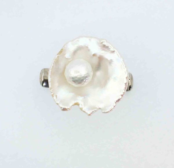 Draufsicht -Ring mit flachen rundlichen Barock Perle -facettierte Suesswasserperle in Silber