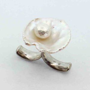 Ring mit flachen rundlichen Barock Perle -facettierte Suesswasserperle in Silber