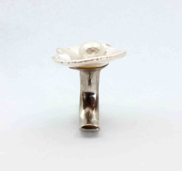 Seitenansicht-Ring mit flachen rundlichen Barock Perle -facettierte Suesswasserperle in Silber