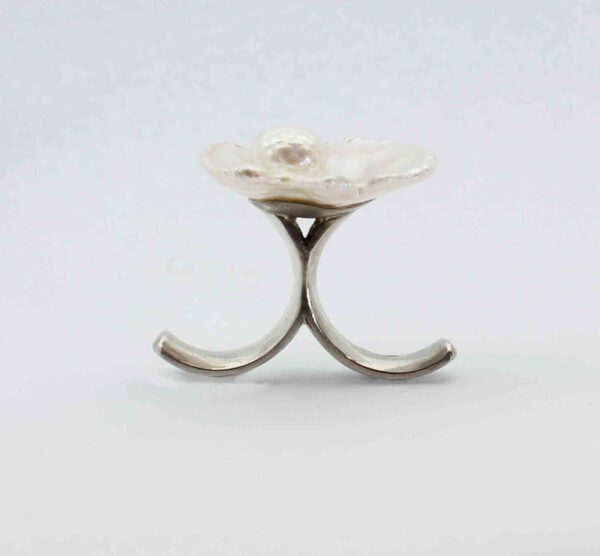 Vorderansicht-Ring mit flachen rundlichen Barock Perle -facettierte Suesswasserperle in Silber