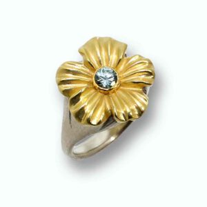 Ring in Silber mit 750 Gold Blüte und blauer Zirkon in der Mitte
